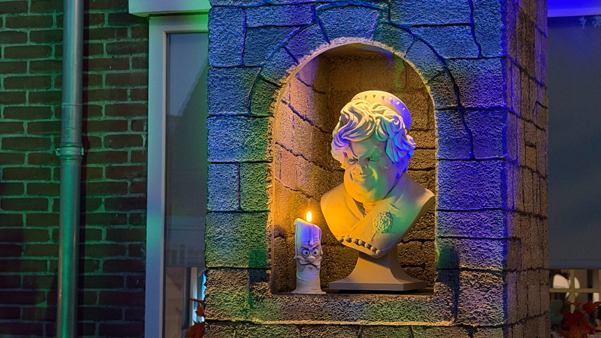 How Bas turns his house into a Halloween show