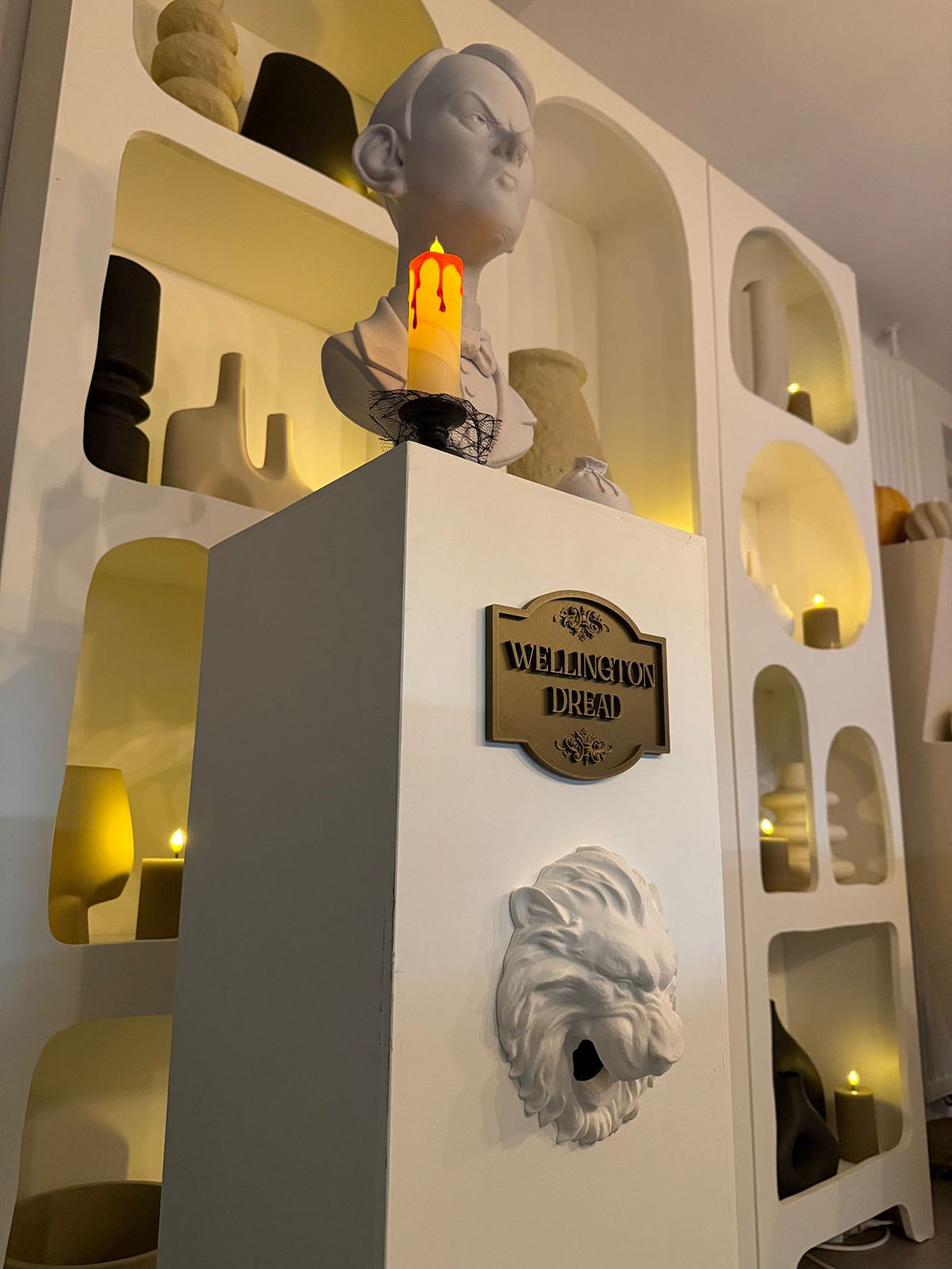 Homey Halloween Setup Lion's Head Candy Dispenser - Bas van der Ploeg