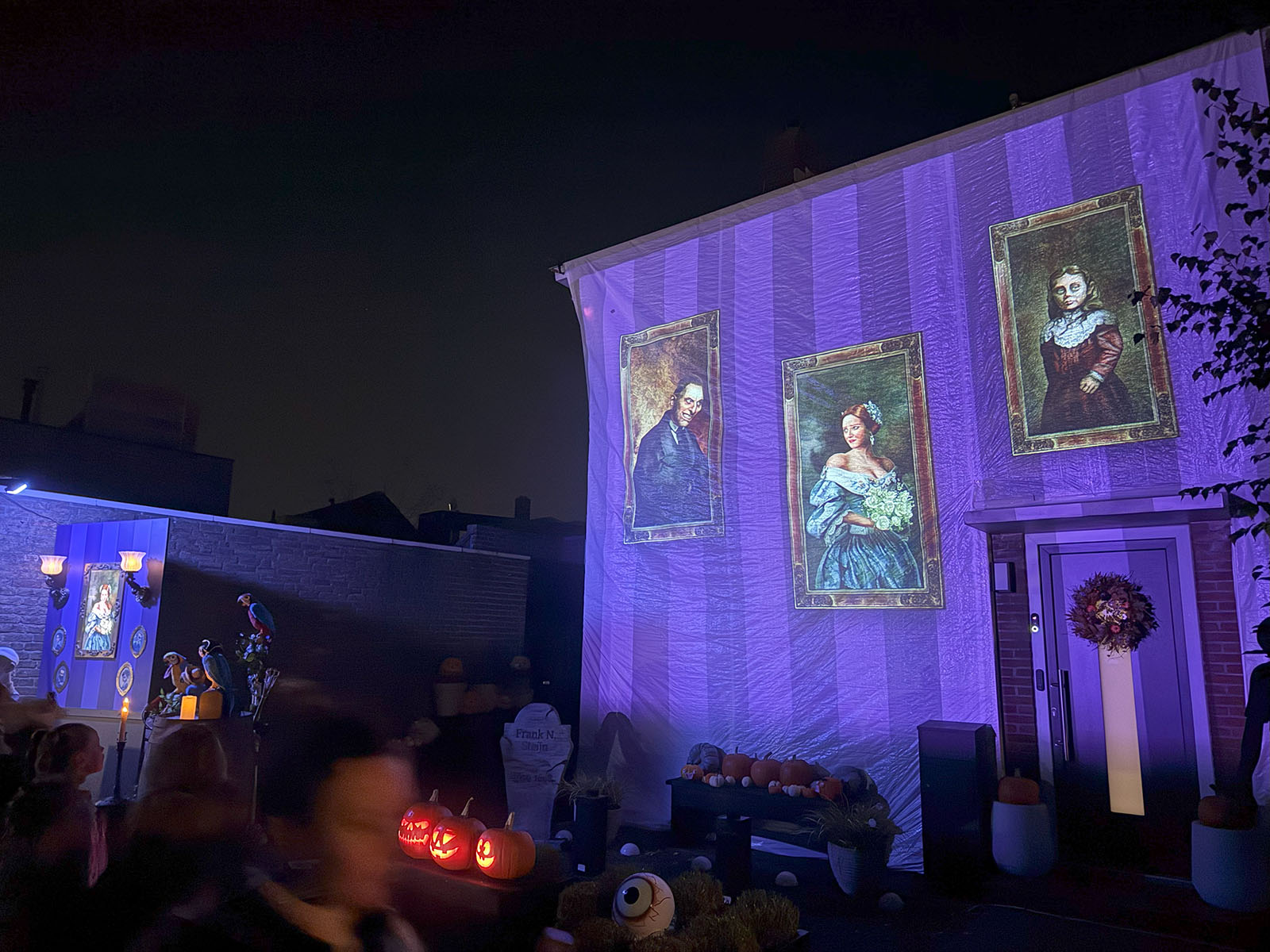 Homey Halloween Setup Projection House - Bas van der Ploeg