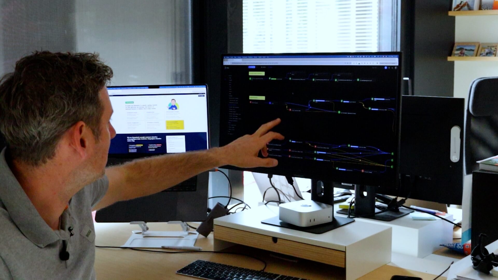 Jeroen pointing at an Advanced Flow on his monitor, with Jeroen.nl on a second screen